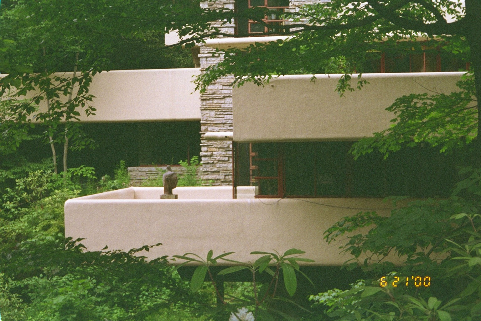 [Fallingwater west livingroom terrace, from south]